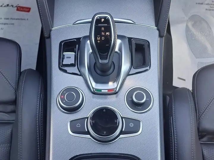 Alfa Romeo Stelvio Veloce Q4 210cv possibilità noleggio no scoring