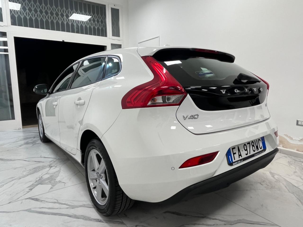 Volvo V40 D2 1.6 Momentum Unipro 2015