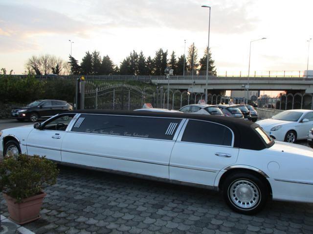 LINCOLN Town Car Limousine