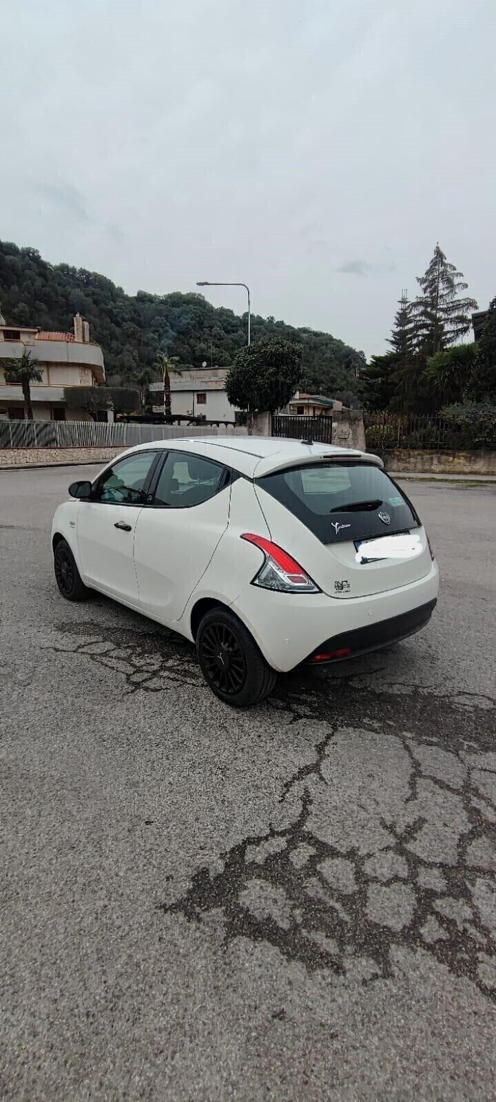 Lancia Ypsilon 1.0 FireFly 5 porte Hybrid neopatentati 12 mesi garanzia