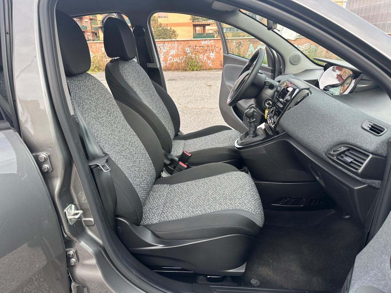 Lancia Ypsilon 1.0 Firefly Hybrid Silver