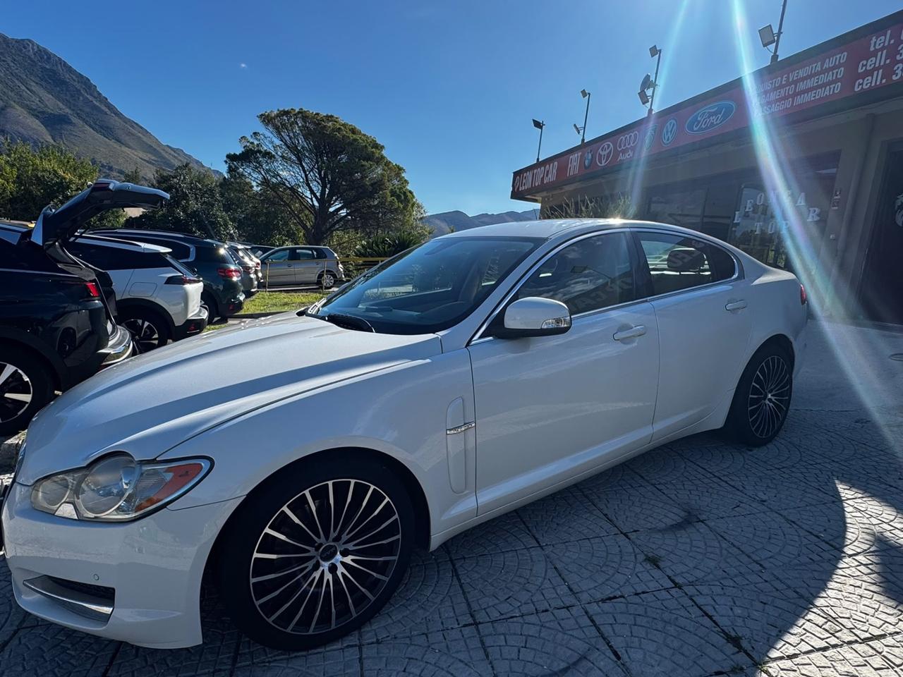 Jaguar XF 2.7D V6 Premium Luxury tagliandata e fatta distribuzione