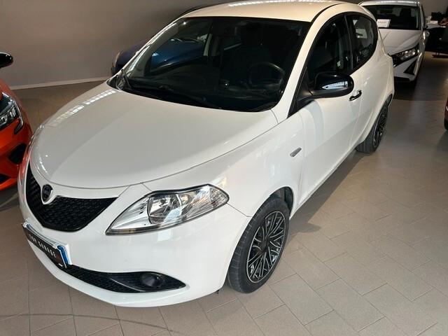 Lancia Ypsilon 1.0 FireFly 5 porte S&S Hybrid Ecochic Silver