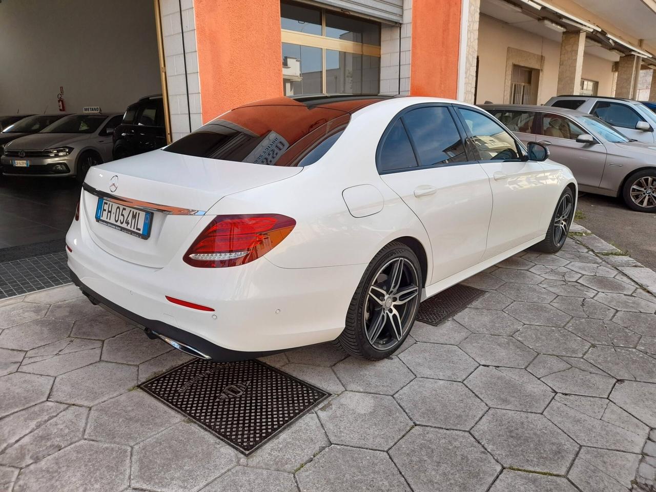 MERCEDES E 220 D AMG LINE BERLINA