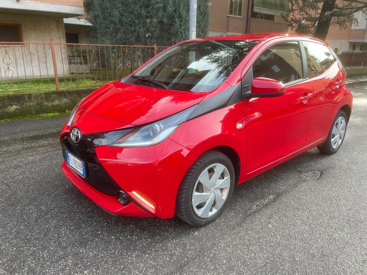 Toyota Aygo 1.0 VVT-i 69 CV 5 porte x-wave Bordeaux TSS
