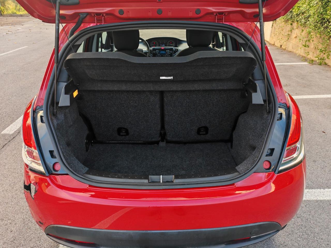 Lancia Ypsilon 5 porte Hybrid Incidentata