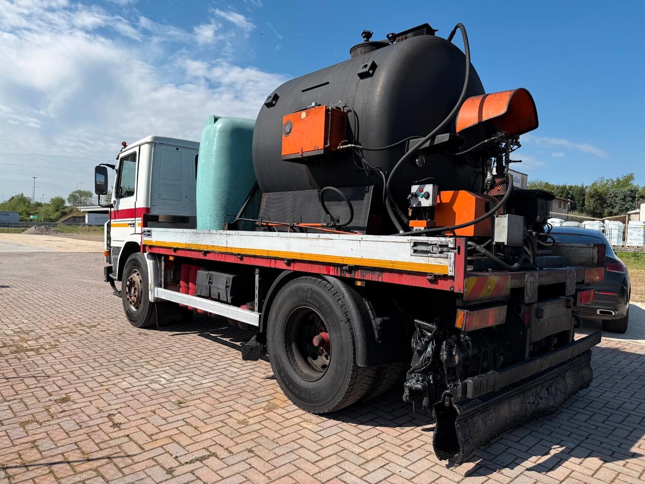 Scania P93.220 Cisterna bitume con asfaltatrice
