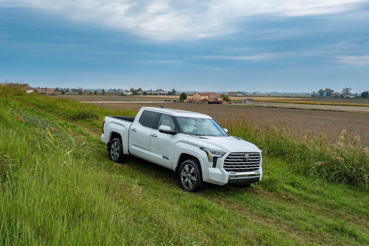 Toyota Tundra Crew 3.5L v6 Twin Turbo 4x4 HYBRID CAPSTONE