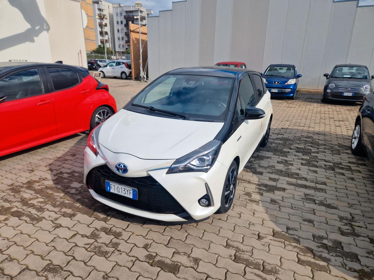 Toyota Yaris hybrid black & white