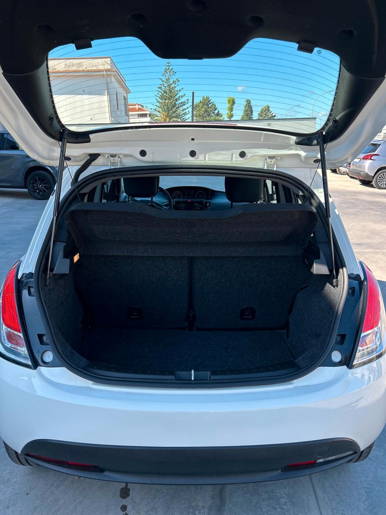 Lancia Ypsilon 1.0 FireFly 5 porte S&S Hybrid Ecochic Silver