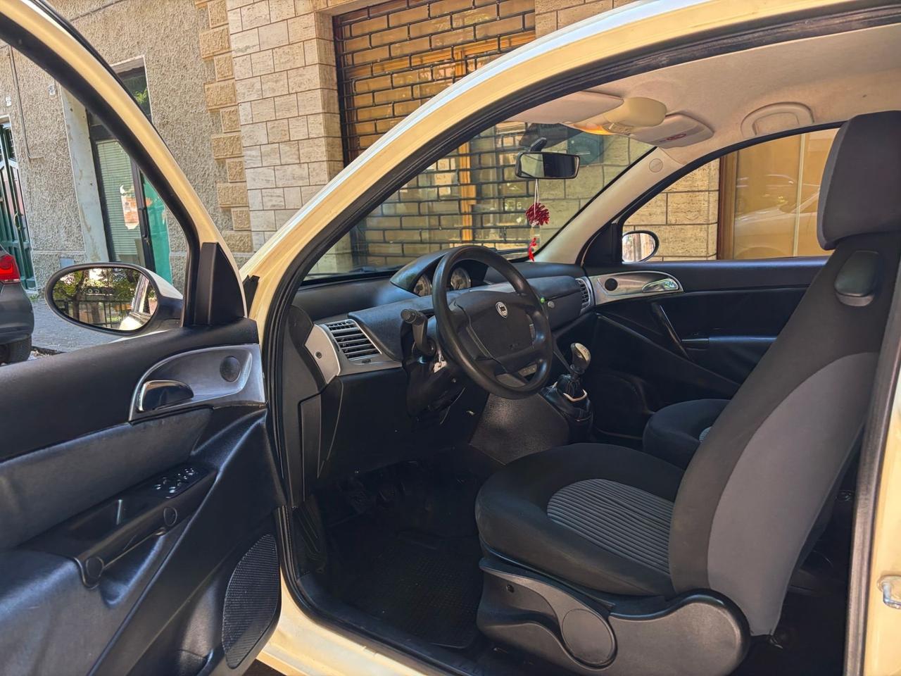 Lancia Ypsilon 1.2 restailng moda Milano