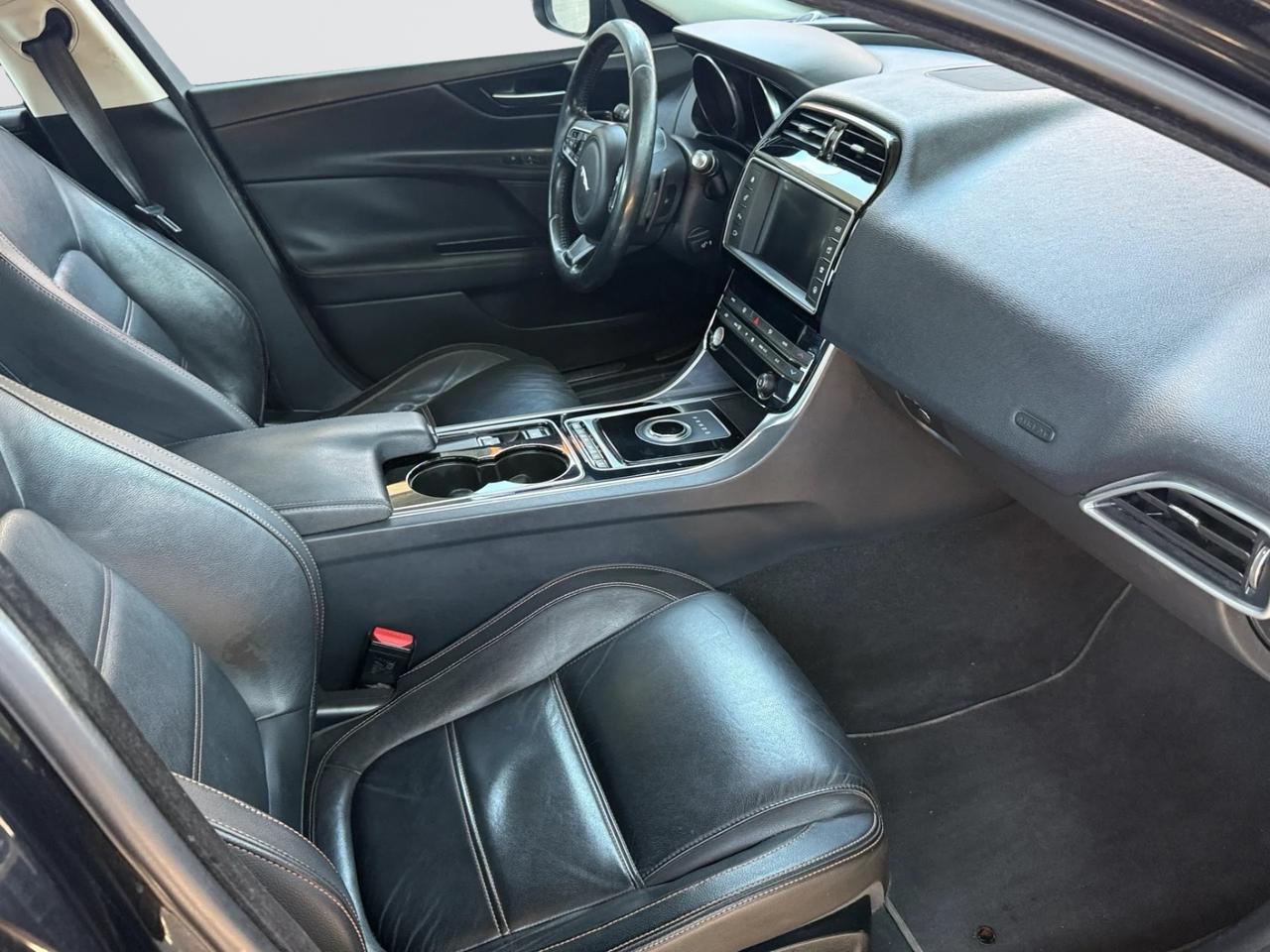 JAGUAR XE*2.0*180 CV*R-LINE*