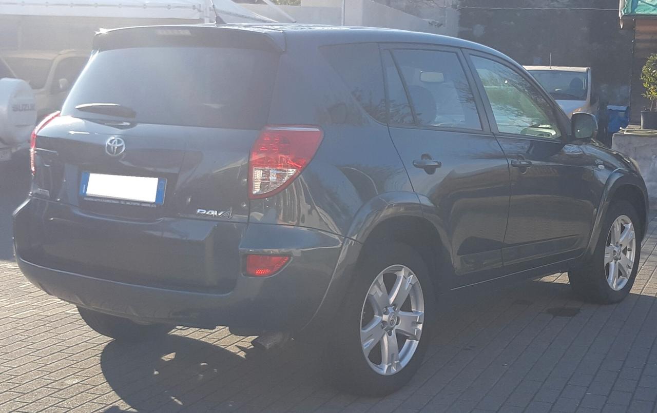 TOYOTA RAV4 Crossover 2.2D Luxury -MOTORE NUOVO-