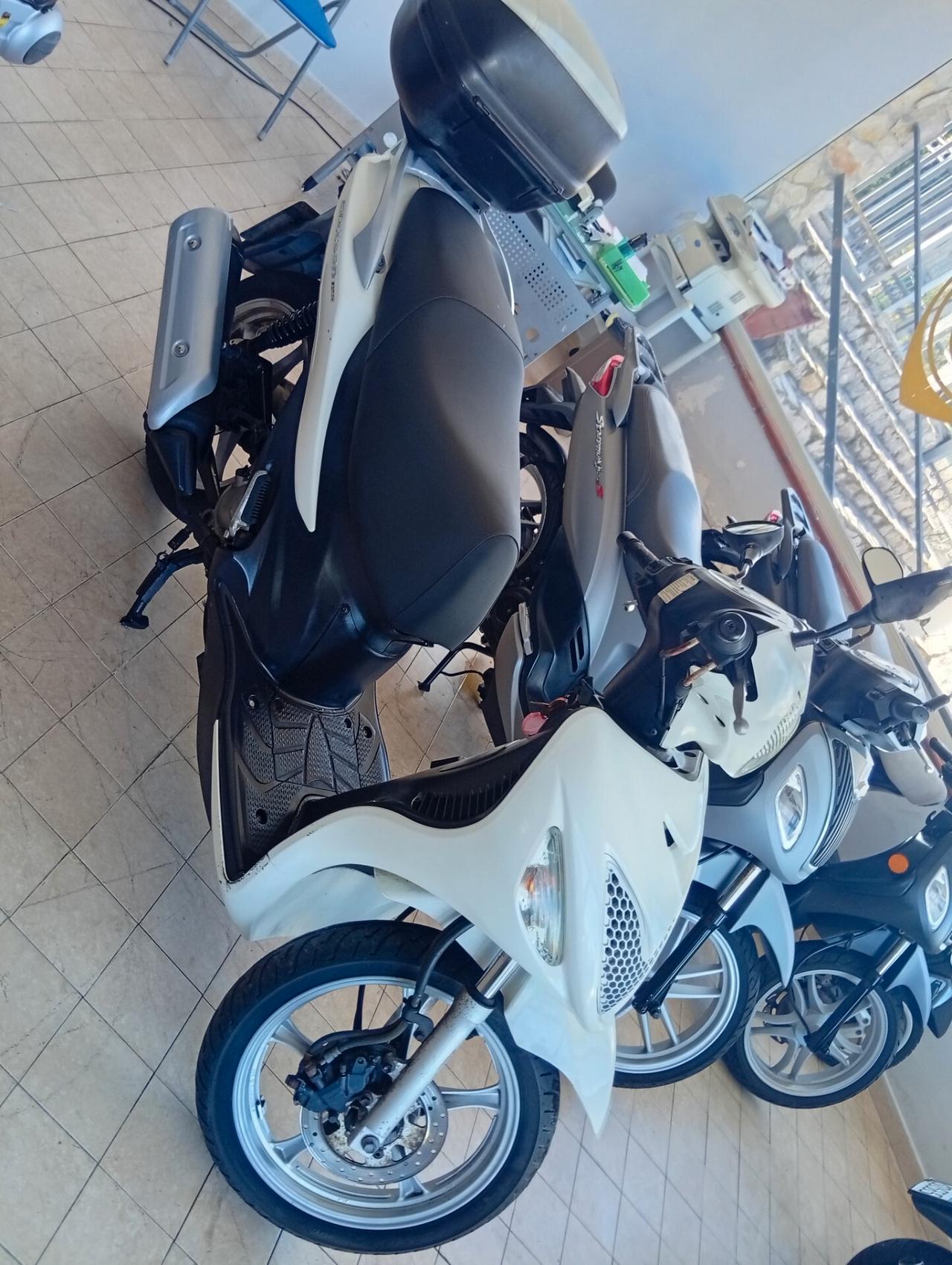 Suzuki UX Sixteen 125 .