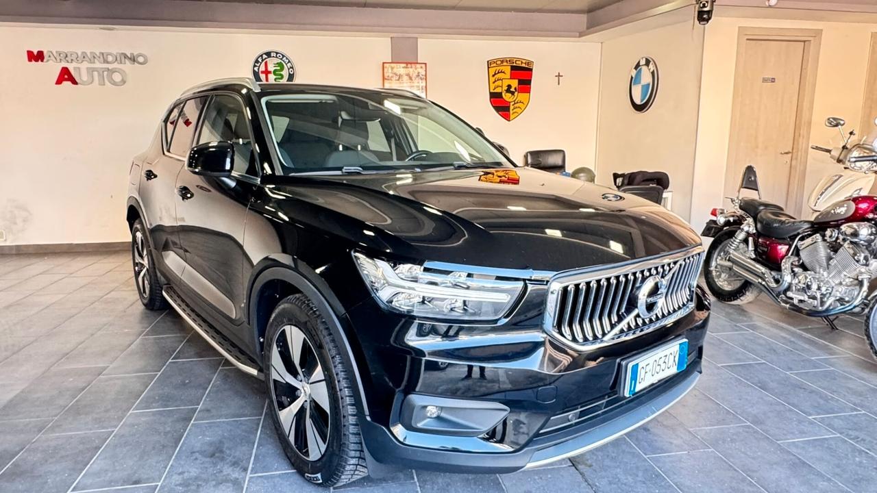Volvo XC40 T5 Recharge Plug-in Hybrid Inscription SUV elegante e sportivo, che unisce comfort, tecnologia e prestazioni grazie alla motorizzazione ibrida plug-in benzina/elettrica