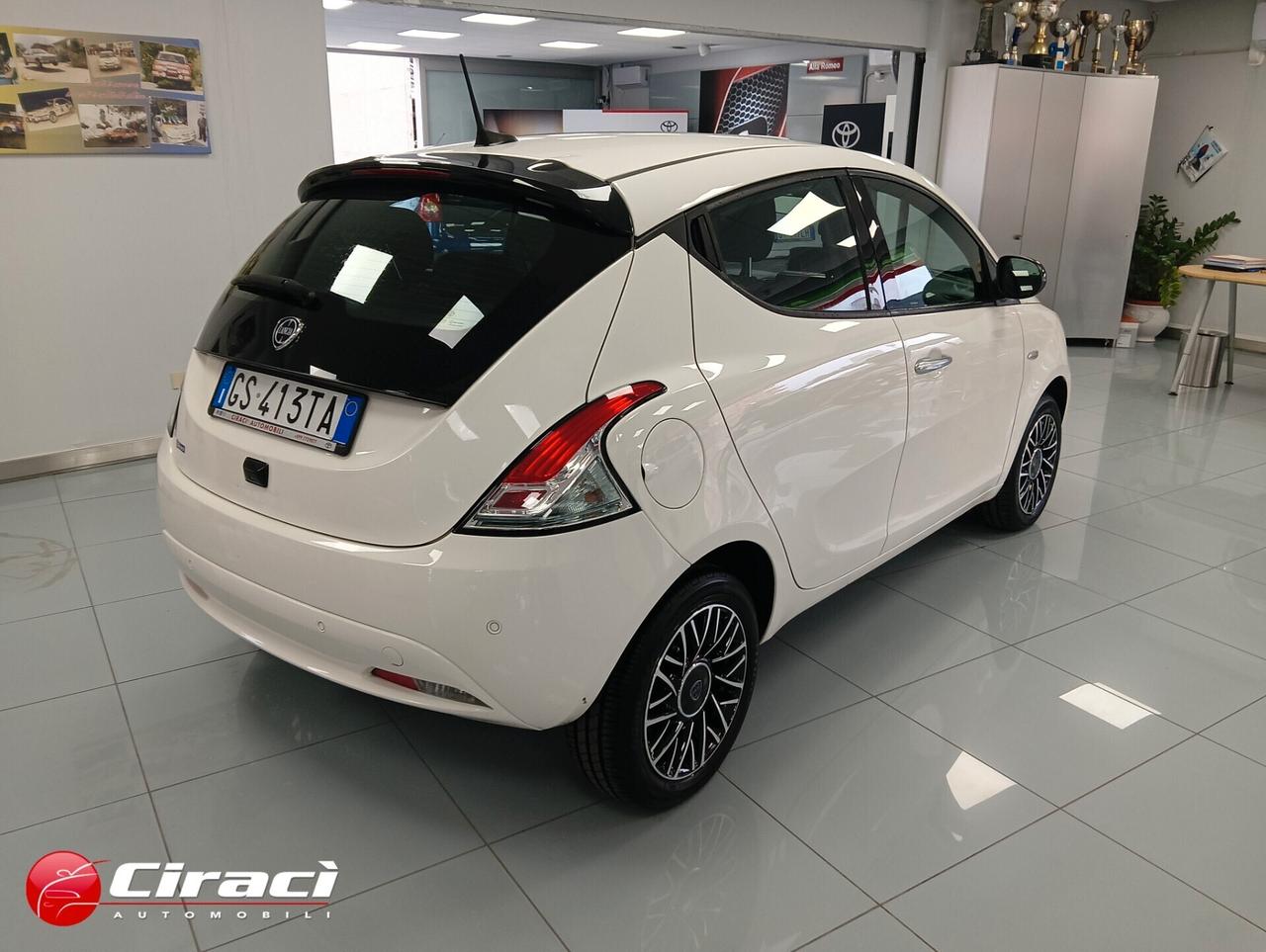 Lancia Ypsilon 1.0 5 p Hybrid Platino