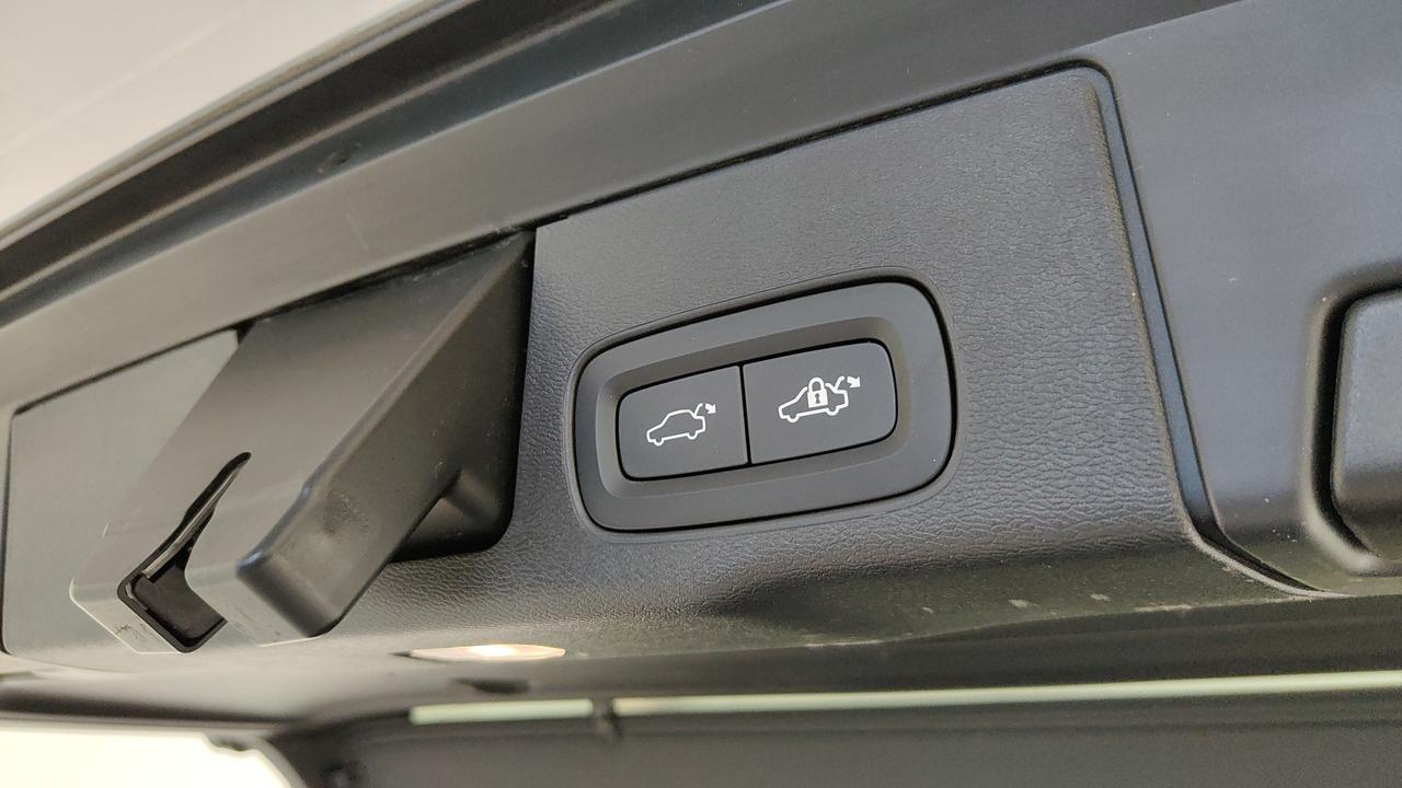 VOLVO XC60 2.0 b4 Plus Dark auto