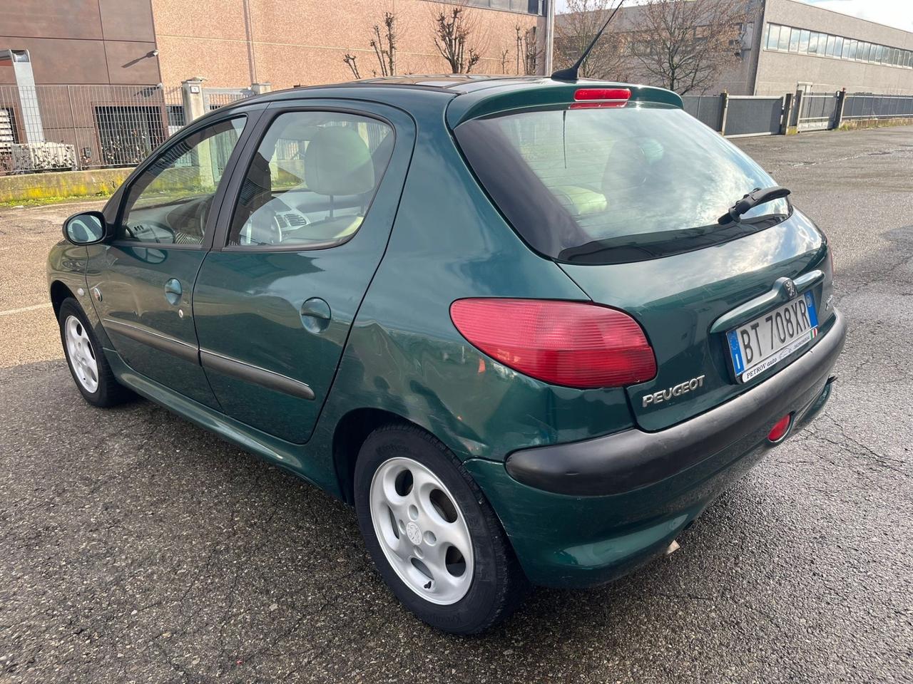 Peugeot 206 1.4benz 2001 109.000km per neopatentati