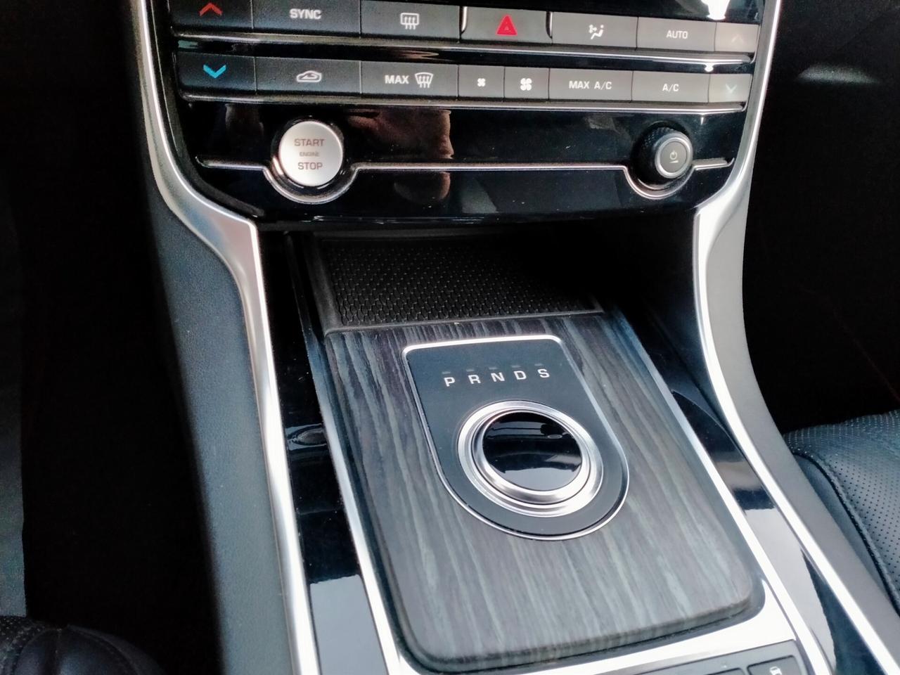 Jaguar XF 2.0D i4 180CV AWD PORTFOLIO MODEL YEAR 2019 MERIDIAN DIGITAL SOUND SYSTEM 380W