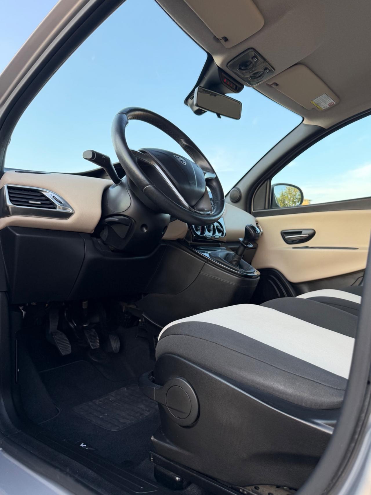 Lancia Ypsilon 1.2 69 CV 5 porte S&S Silver