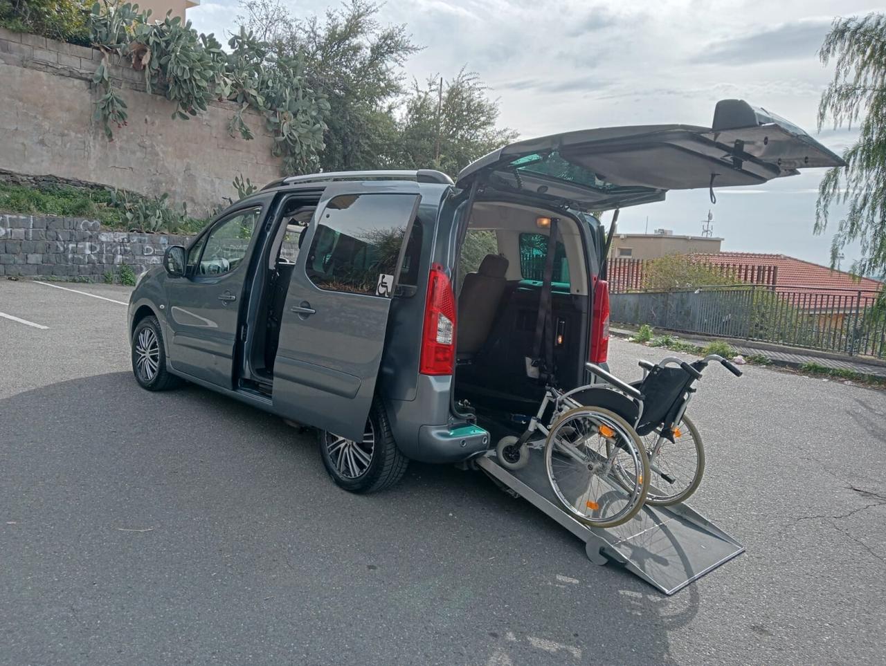 Peugeot Partner Pianale ribassato con rampa disabili in carrozzina