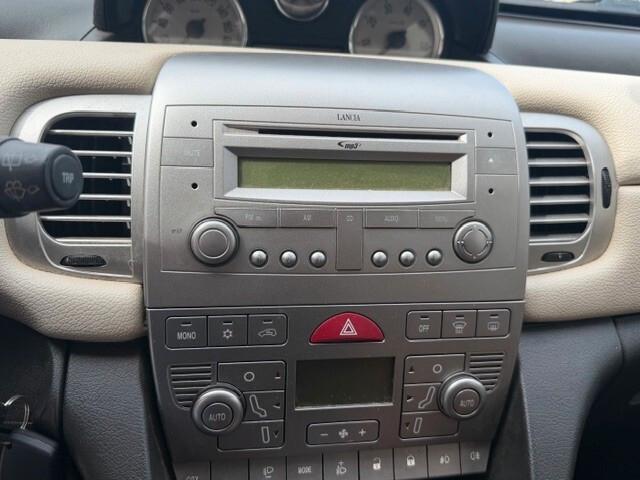 Lancia Ypsilon 1.4 Platino cv 95 automatica ok neopatentati