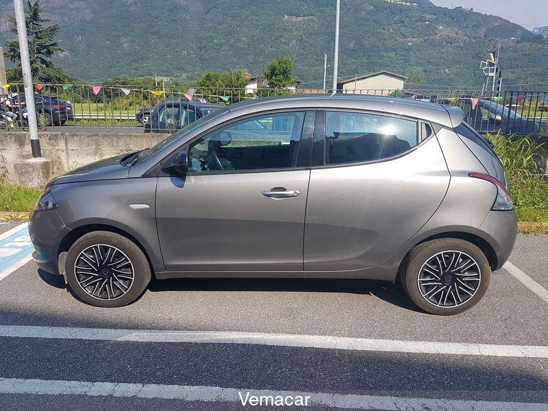 Lancia Ypsilon 1.0 Hybrid 5 porte , 5posti ,allestimento Gold, ok neopatentati