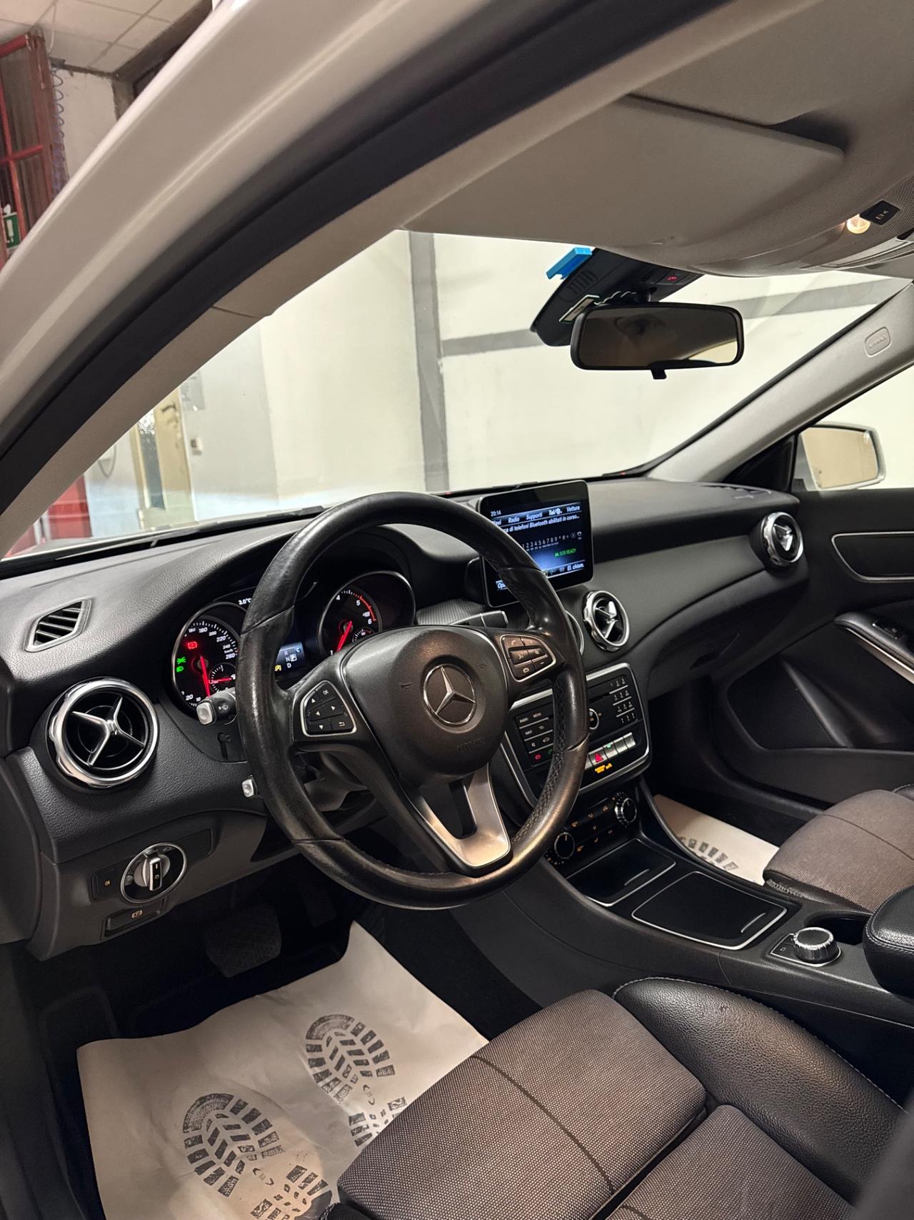Mercedes-benz GLA 180 d Premium
