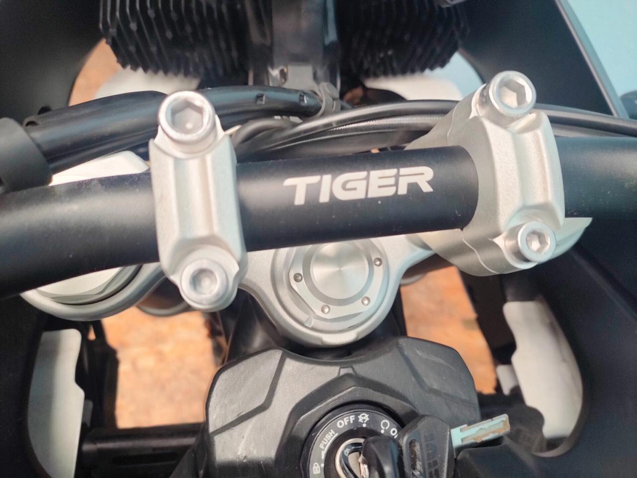 Triumph Tiger 900 GT PRO con tris borse originali