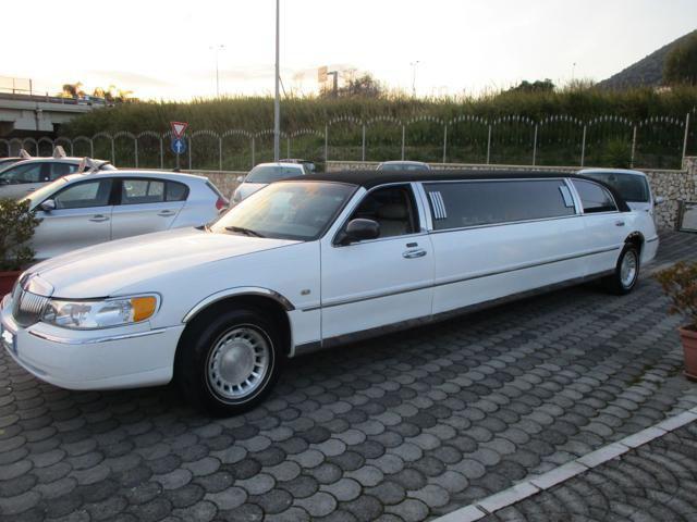 LINCOLN Town Car Limousine