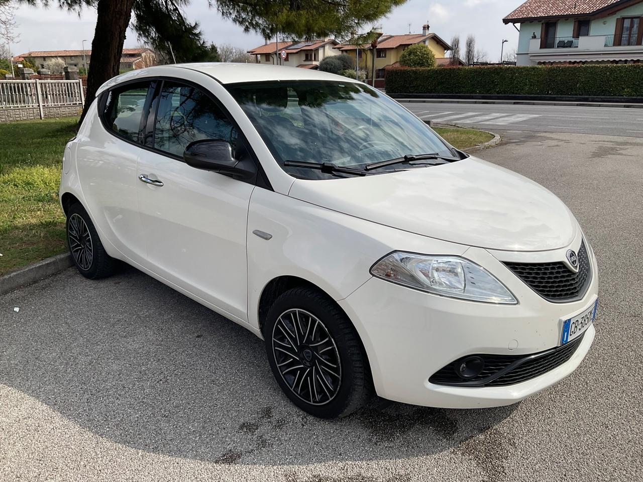 Lancia Ypsilon 1.0 FireFly 5 porte S&S Hybrid Ecochic Gold