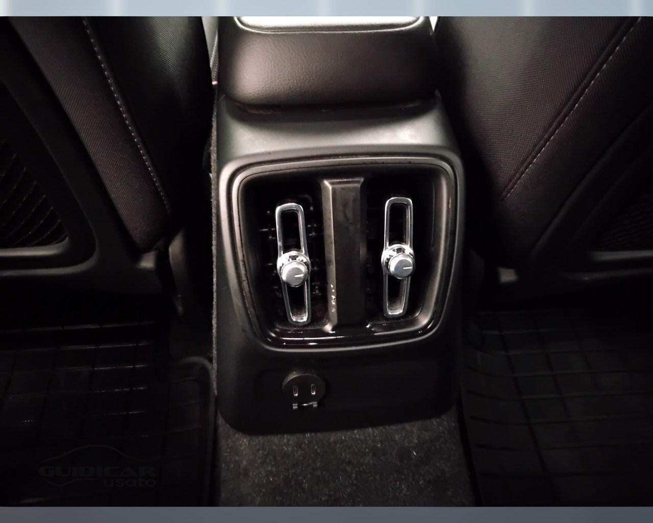 VOLVO XC40 2023 - XC40 1.5 t5 recharge phev Core auto