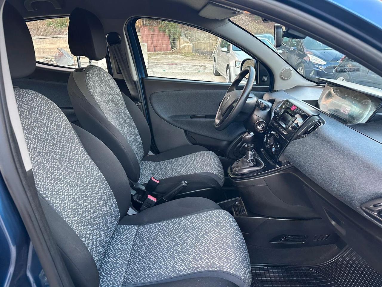 Lancia Ypsilon 1.0 FireFly 5 porte S&S Hybrid Ecochic Silver