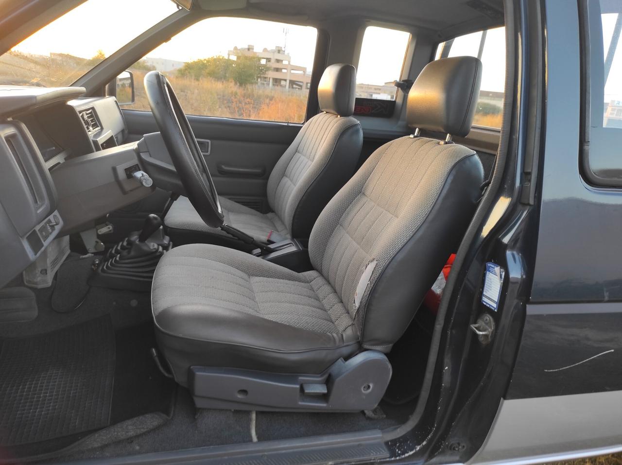 Nissan King Cab 2.5 Diesel - 4x4 GANCIO TRAINO