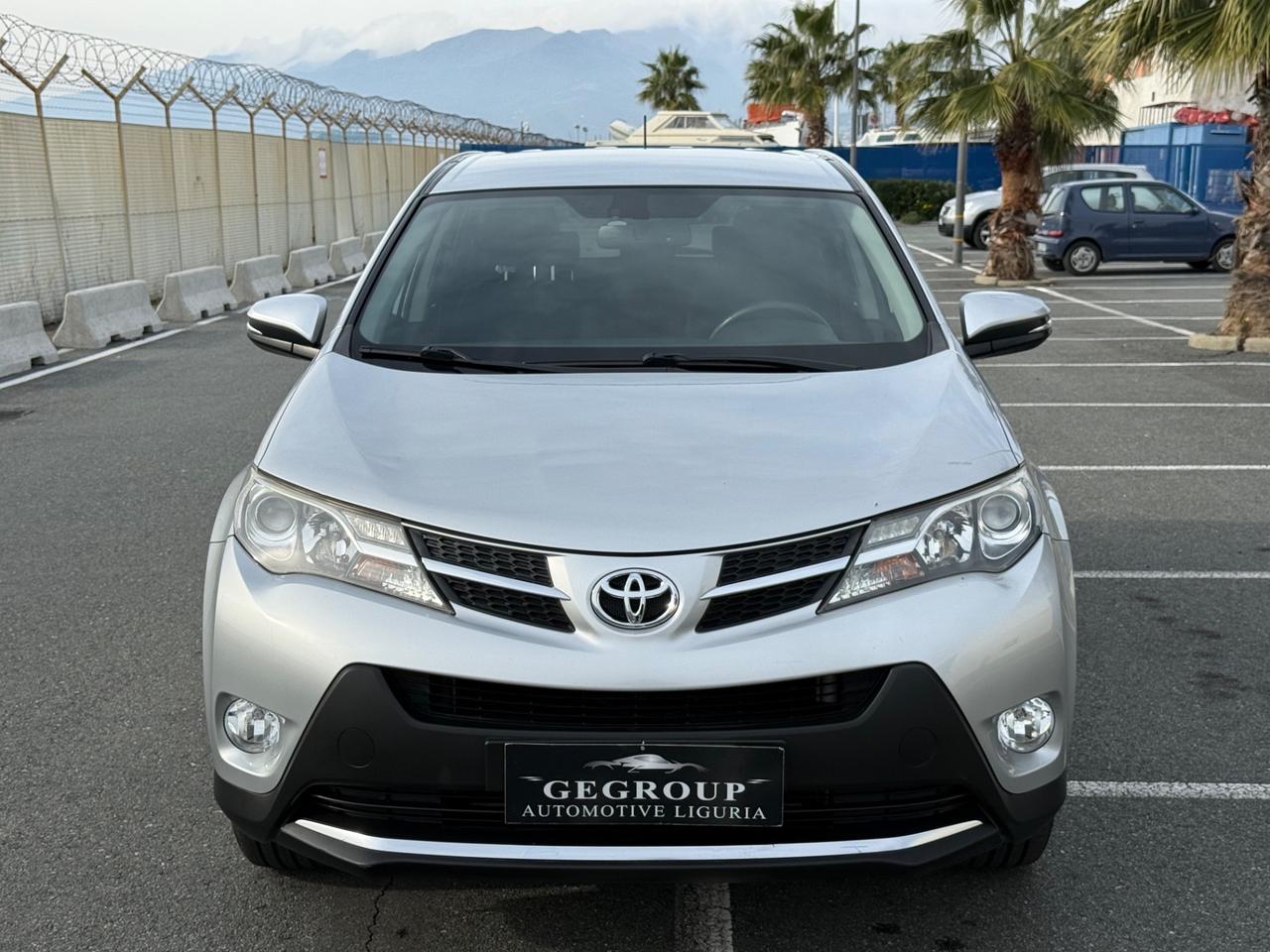 Toyota RAV 4 RAV4 2.0 D-4D 4WD Lounge-4X4-PERMUTABILE
