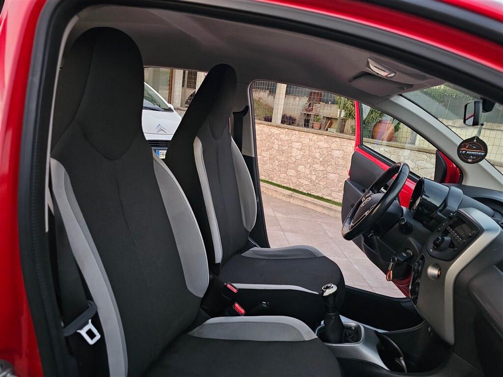 Toyota Aygo 1.0 VVT-i 69 CV 5 porte x-cool per Neopatentati