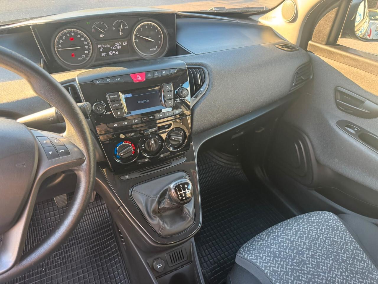 Lancia Ypsilon 1.0 FireFly Hybrid Silver