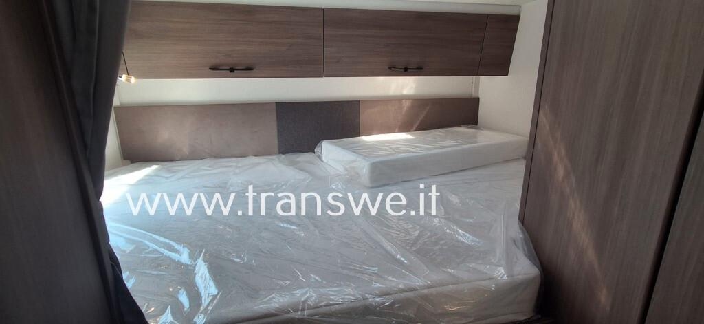 Carado A364 Camper mansarato con letto matrimoniale e maxi garage