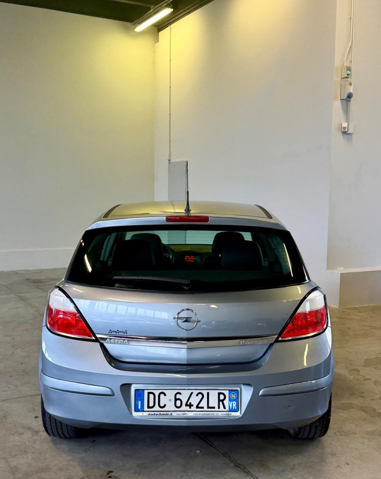 Opel Astra 1.6 16V Twinport 5 porte Cosmo