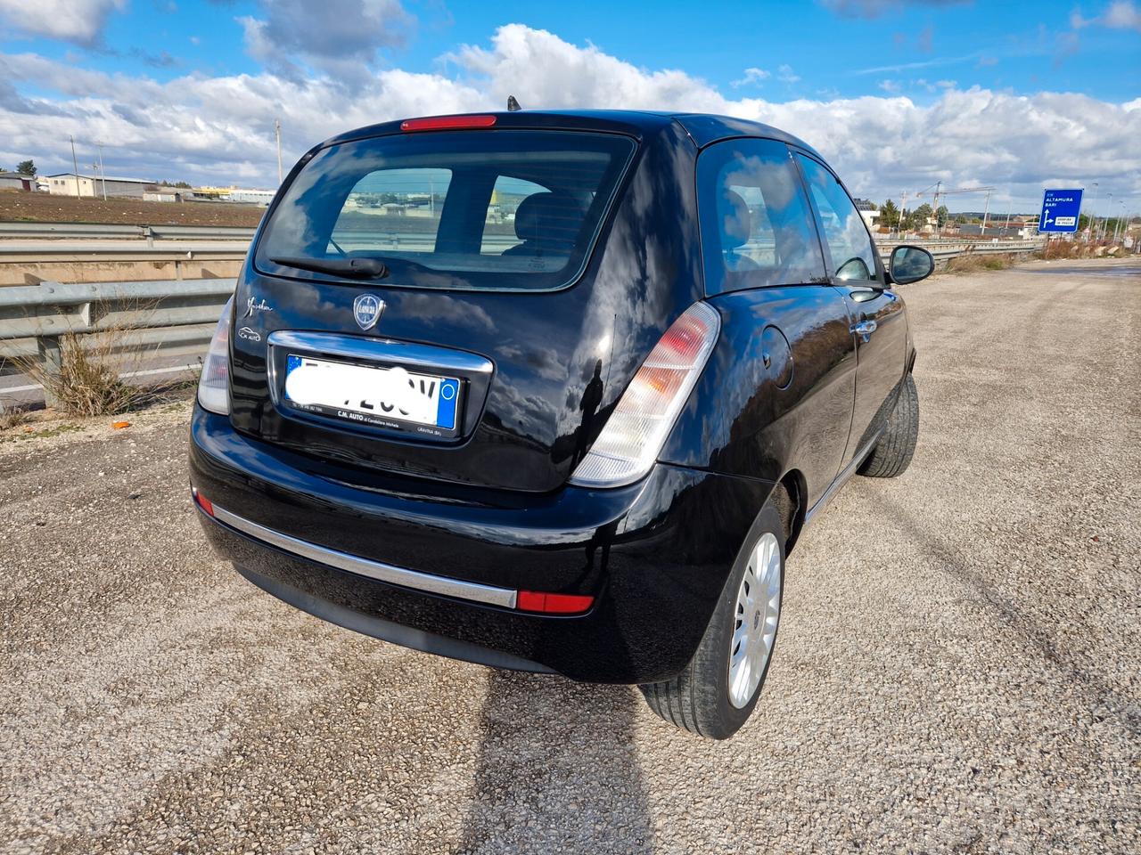 Lancia Ypsilon 1.3 MJT 75 CV Unyca