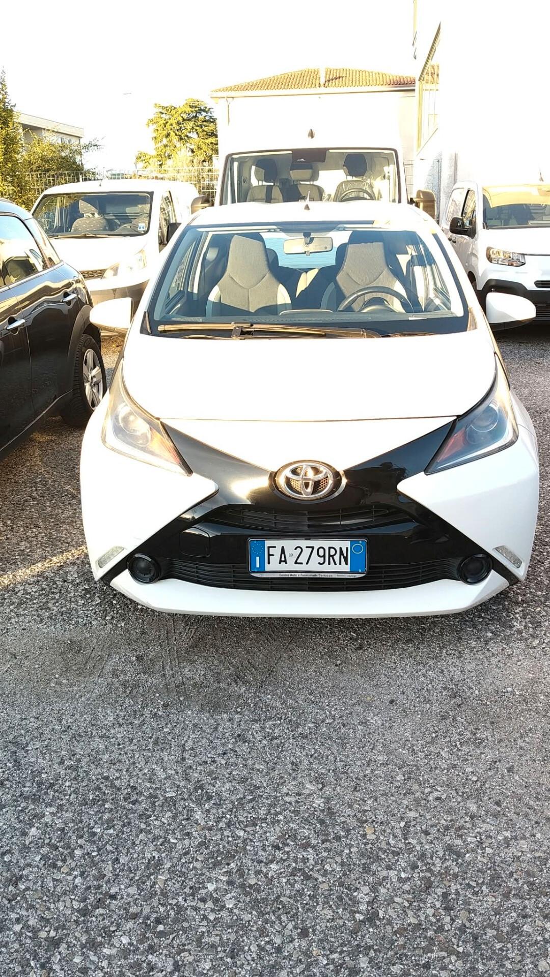 Toyota Aygo 1.0 VVT-i 69 CV 3 porte x-clusiv
