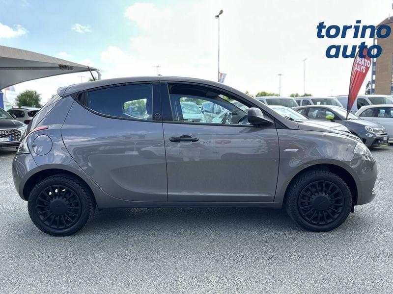 Lancia Ypsilon 1.0 FireFly 5 porte S&S Hybrid Silver