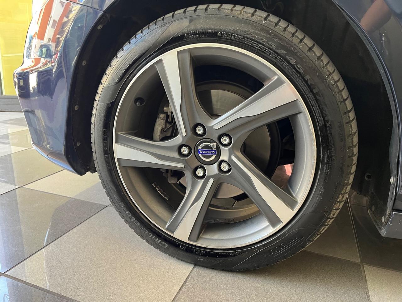 Volvo V40 D2 1.6 R-design Momentum