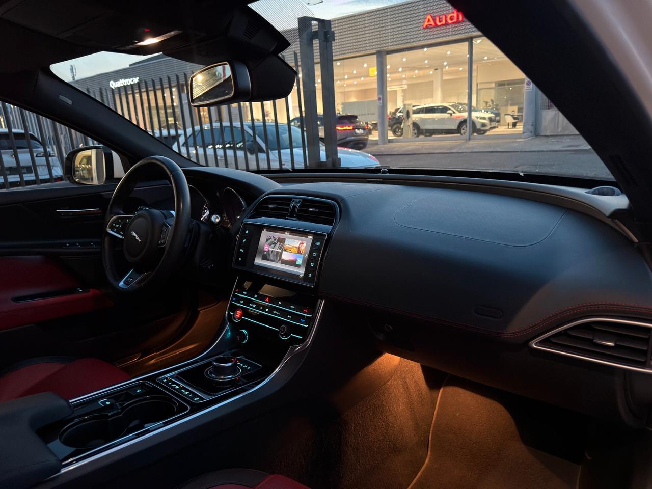 Jaguar XE 2.0 D Turbo R-Sport
