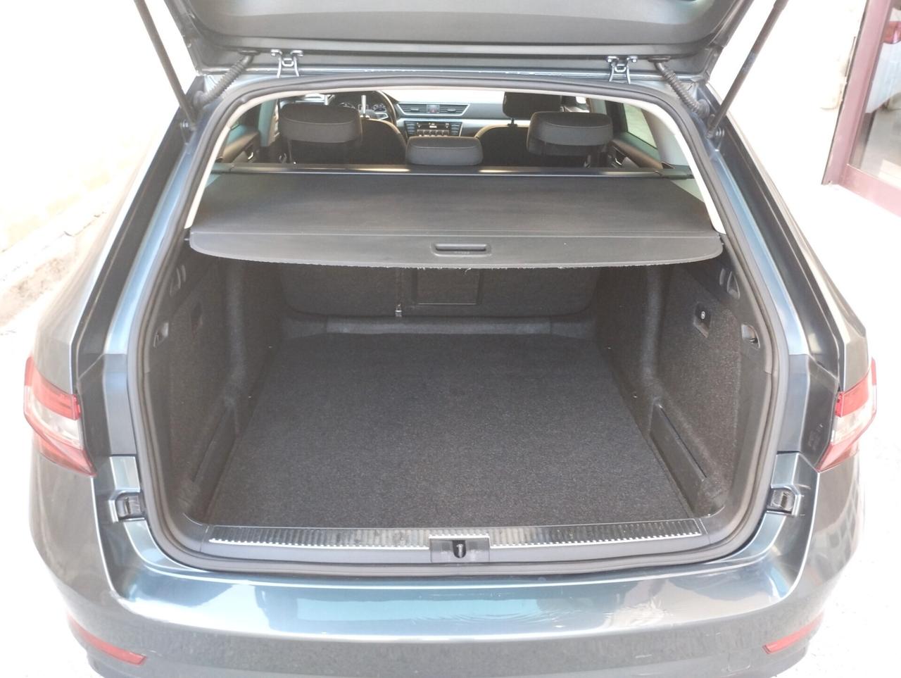 Skoda Superb 2.0 TDI DSG Wagon Style