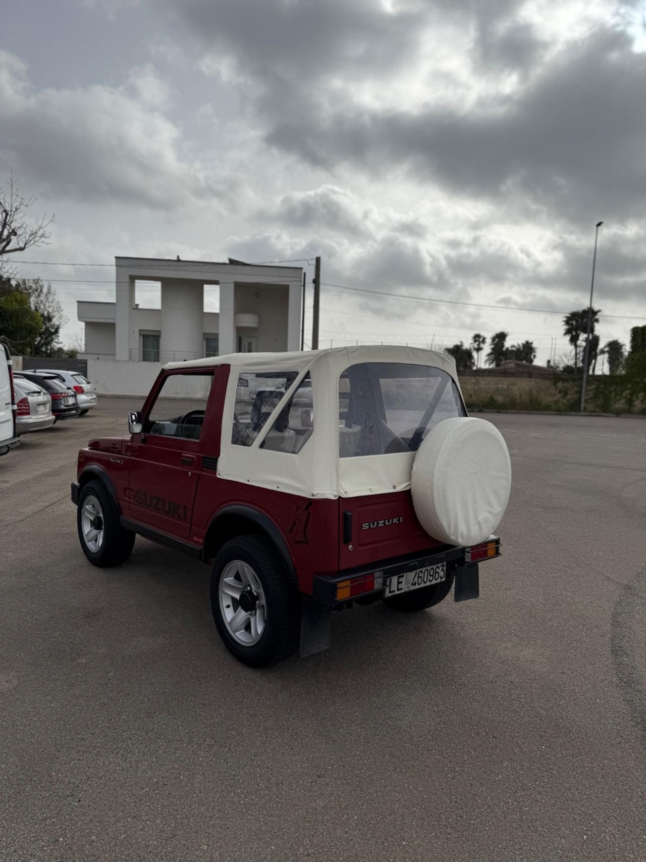 Suzuki SJ 410 Berlina de luxe