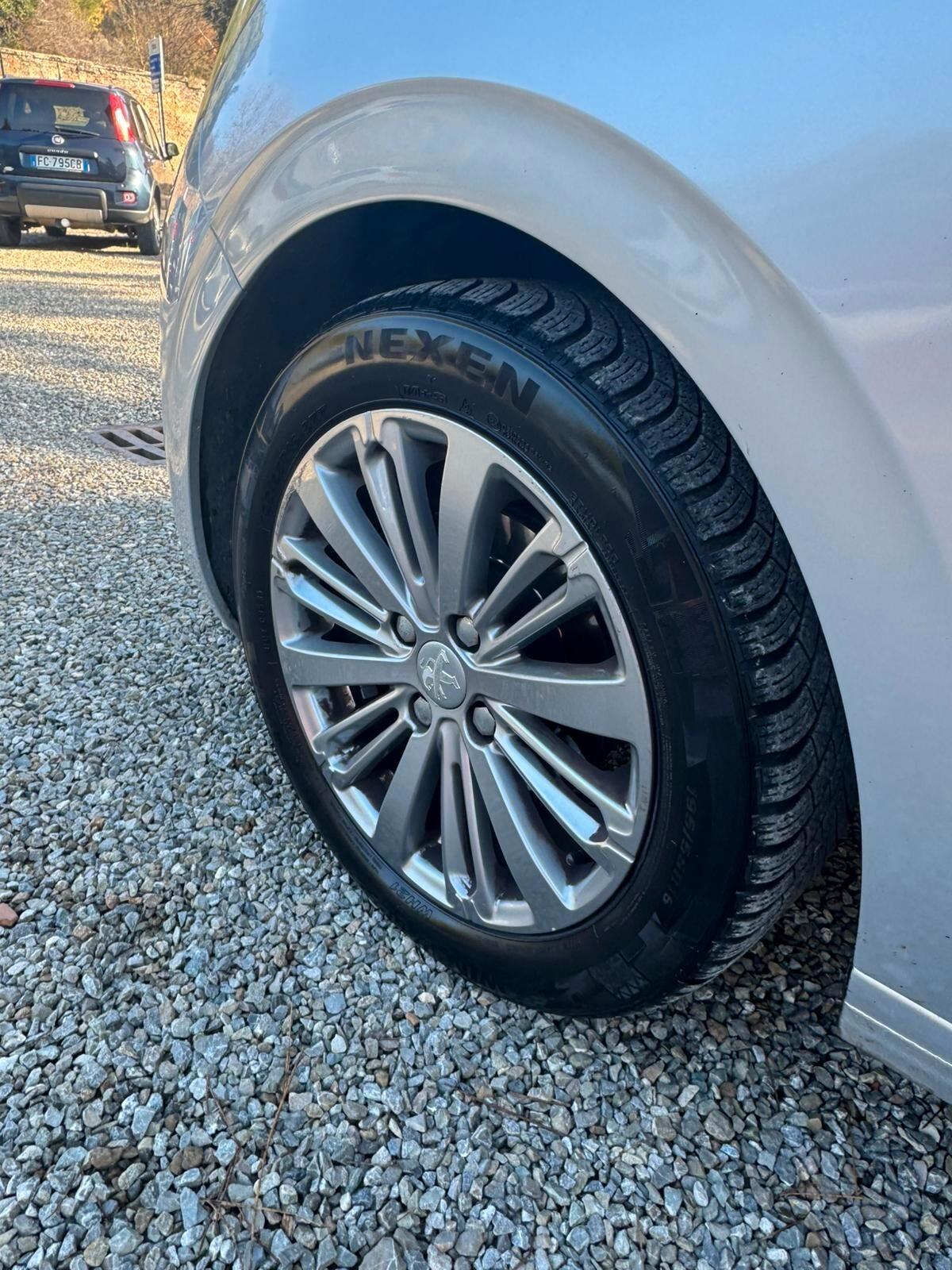 Peugeot 208 PureTech 82 5p. GPL Allure