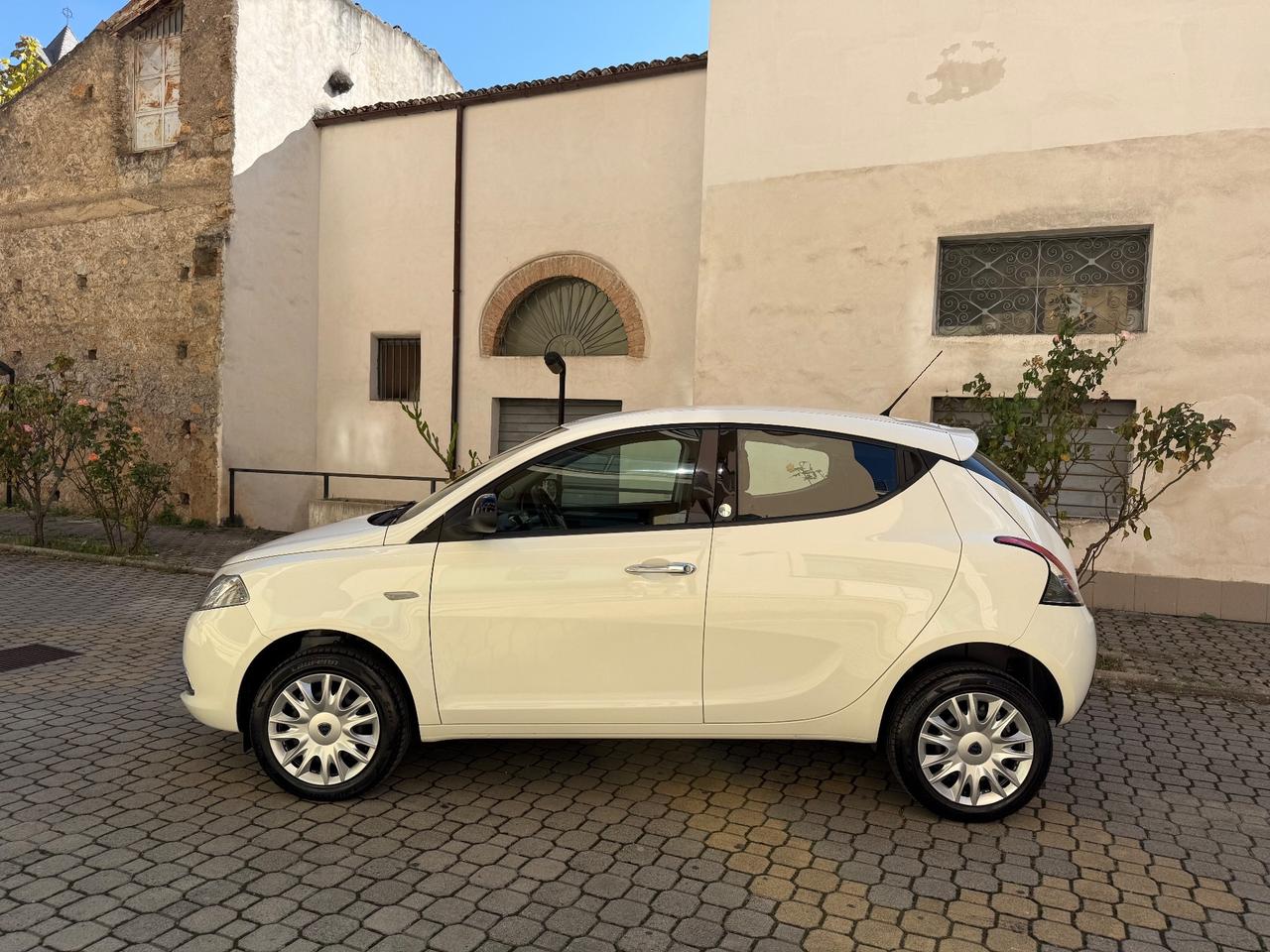 Lancia Ypsilon 0.9 TwinAir 85 CV 5 porte Metano Ecochic Silver