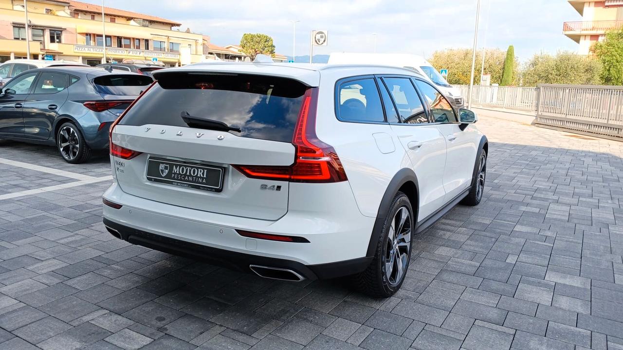 Volvo V60 Cross Country B4 (d) AWD automatico Core
