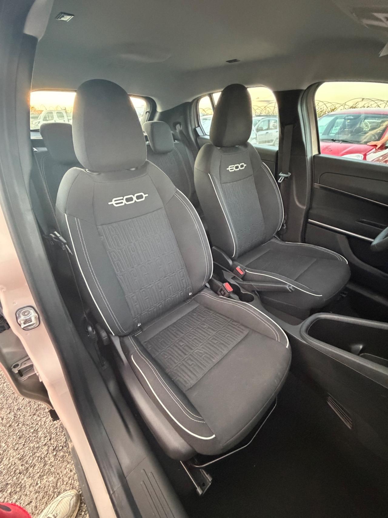 Fiat 600 Hybrid 110 CV DCT MHEV Serie Speciale Icon